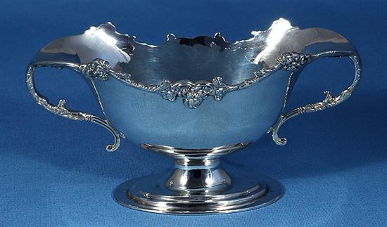 An Edwardian silver two handled double lipped sauce boat, Height 90mm weight: 6.6oz/206grms.